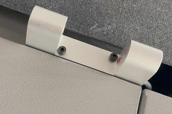 得馬F11高速裁切機(jī)的激光對(duì)刀儀