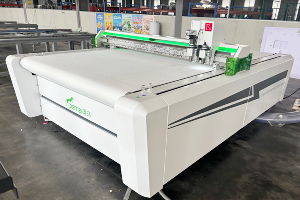 得馬F11高速裁切機(jī)側(cè)面