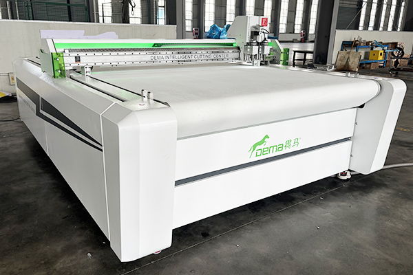 得馬F11-1625高速裁切機側(cè)面