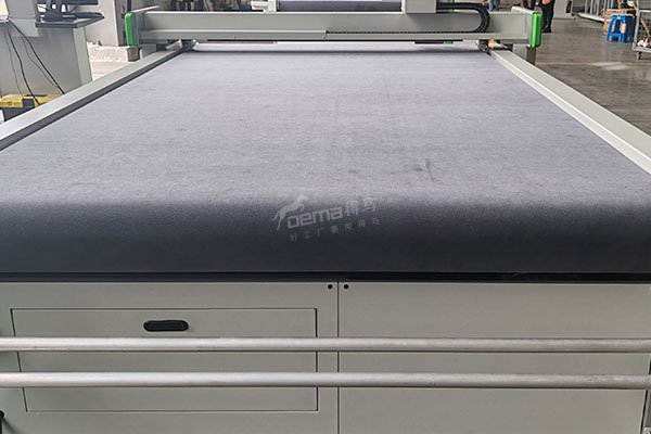 得馬高速裁切機(jī)臺(tái)面